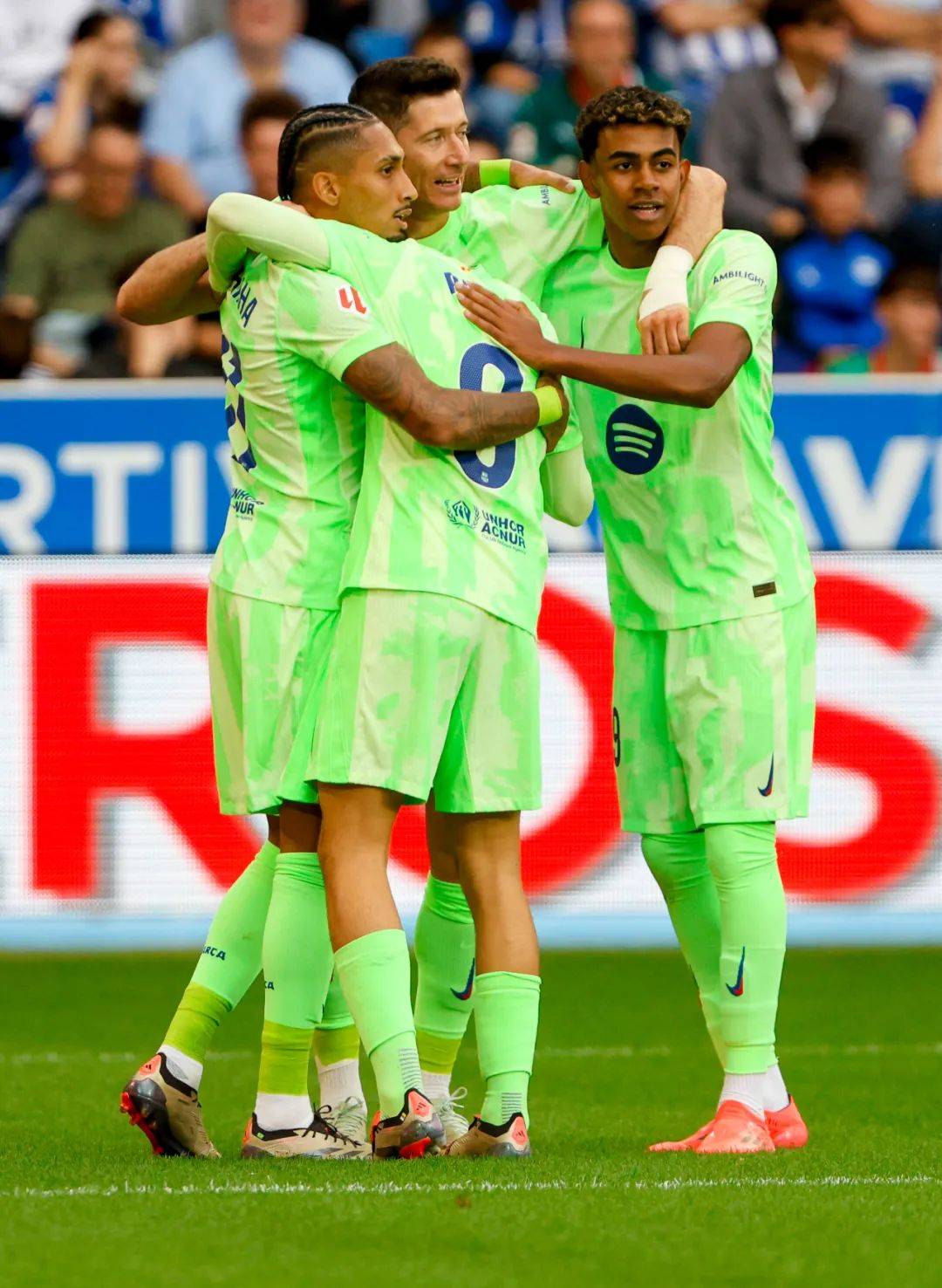 爱游戏官网-阿斯顿维拉客场憾胜，赢得关键胜利