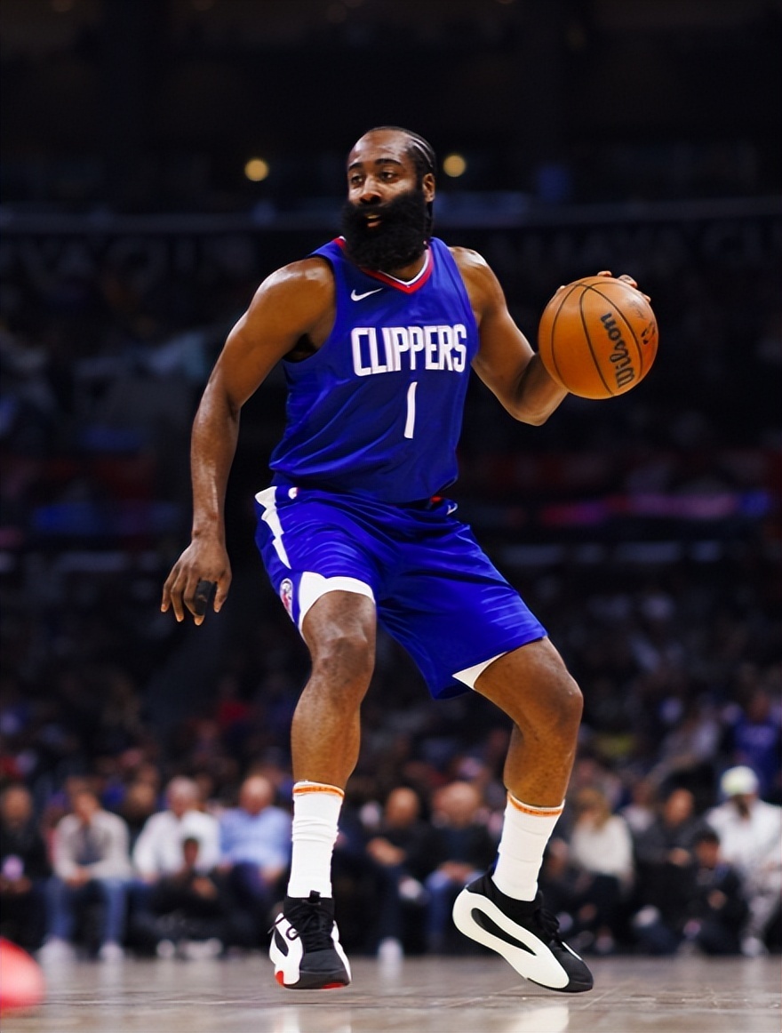 哈登完美上演过人秀,带领球队夺冠 哈登完美上演过人秀,带领球队夺冠