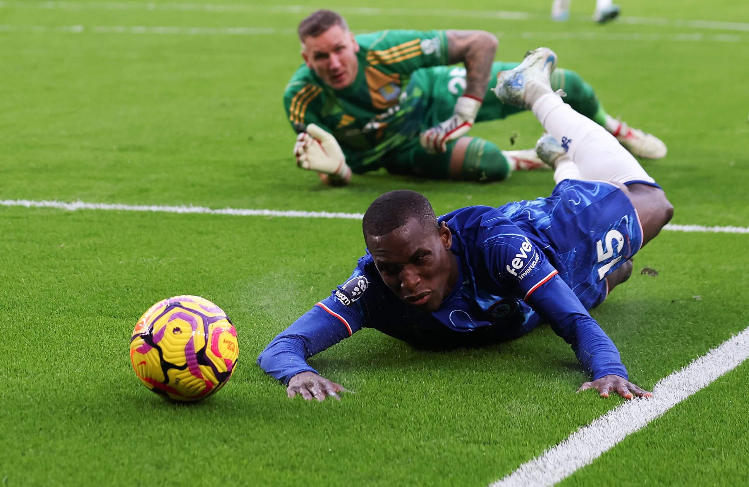 包含多特蒙德锁定切尔西边锋，法甲冠军领先一步的词条