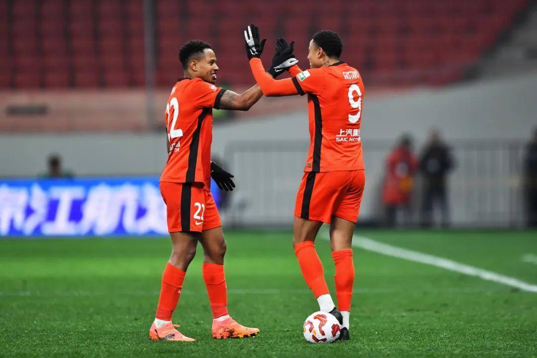 队员在比赛中斩获进球第一名 队员在比赛中斩获进球第一名