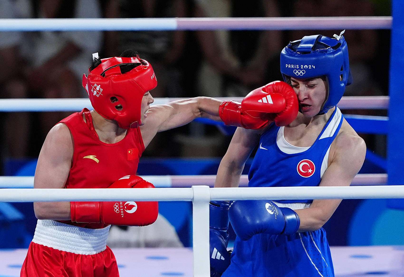 爱游戏app-拳击比赛激战！中国选手惊险获胜！