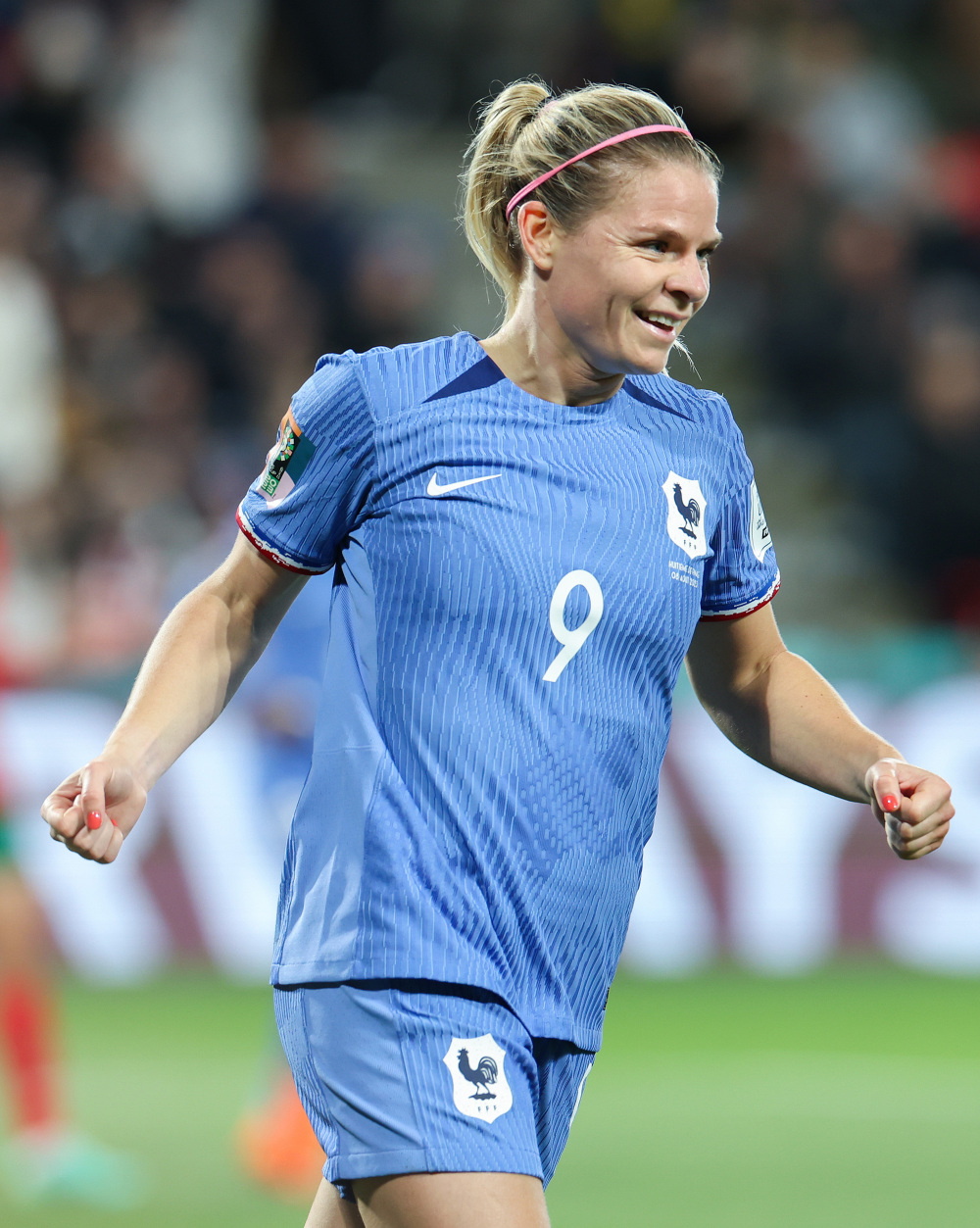 法国女足队长带领球队取得胜利