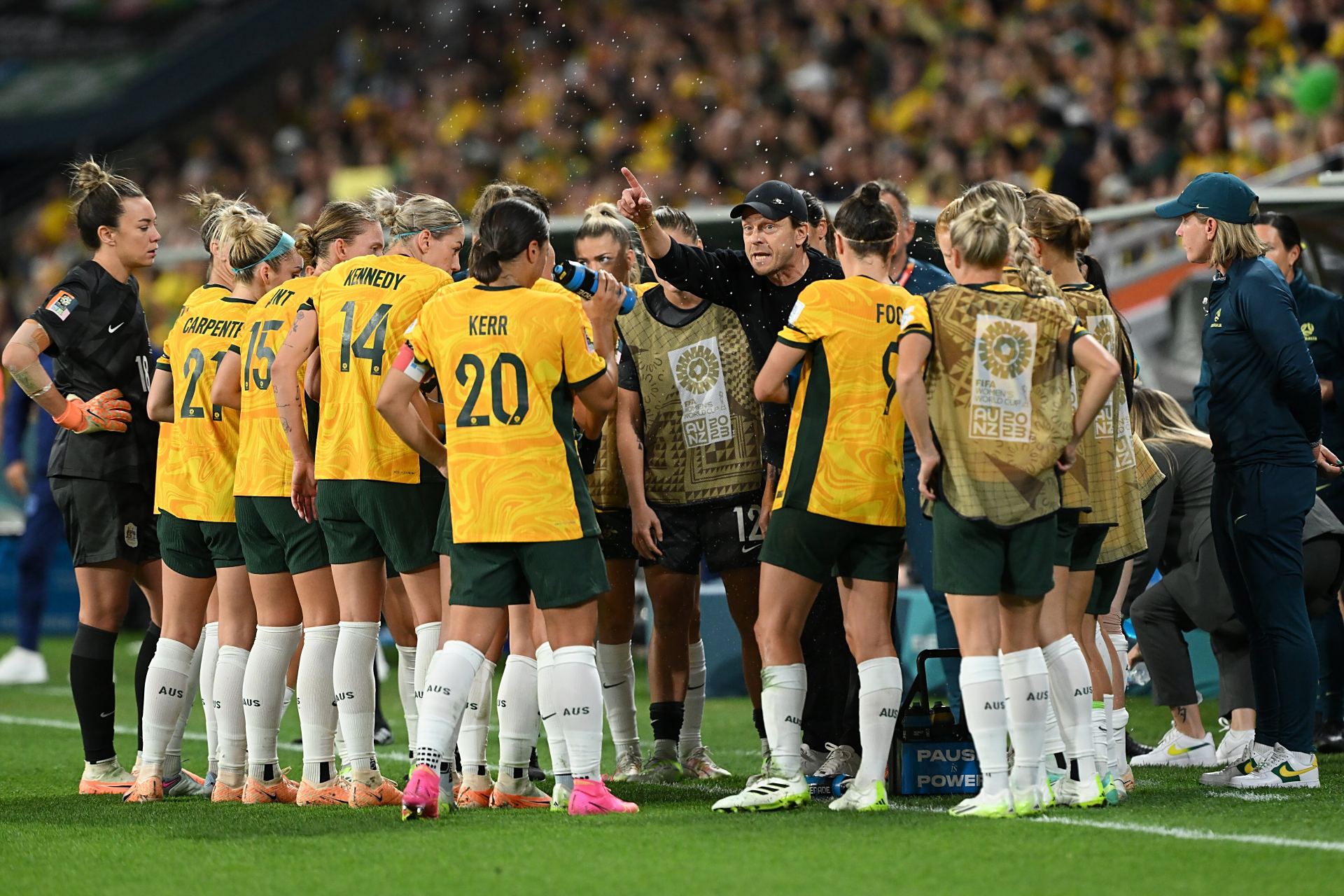 法国女足队长带领球队取得胜利