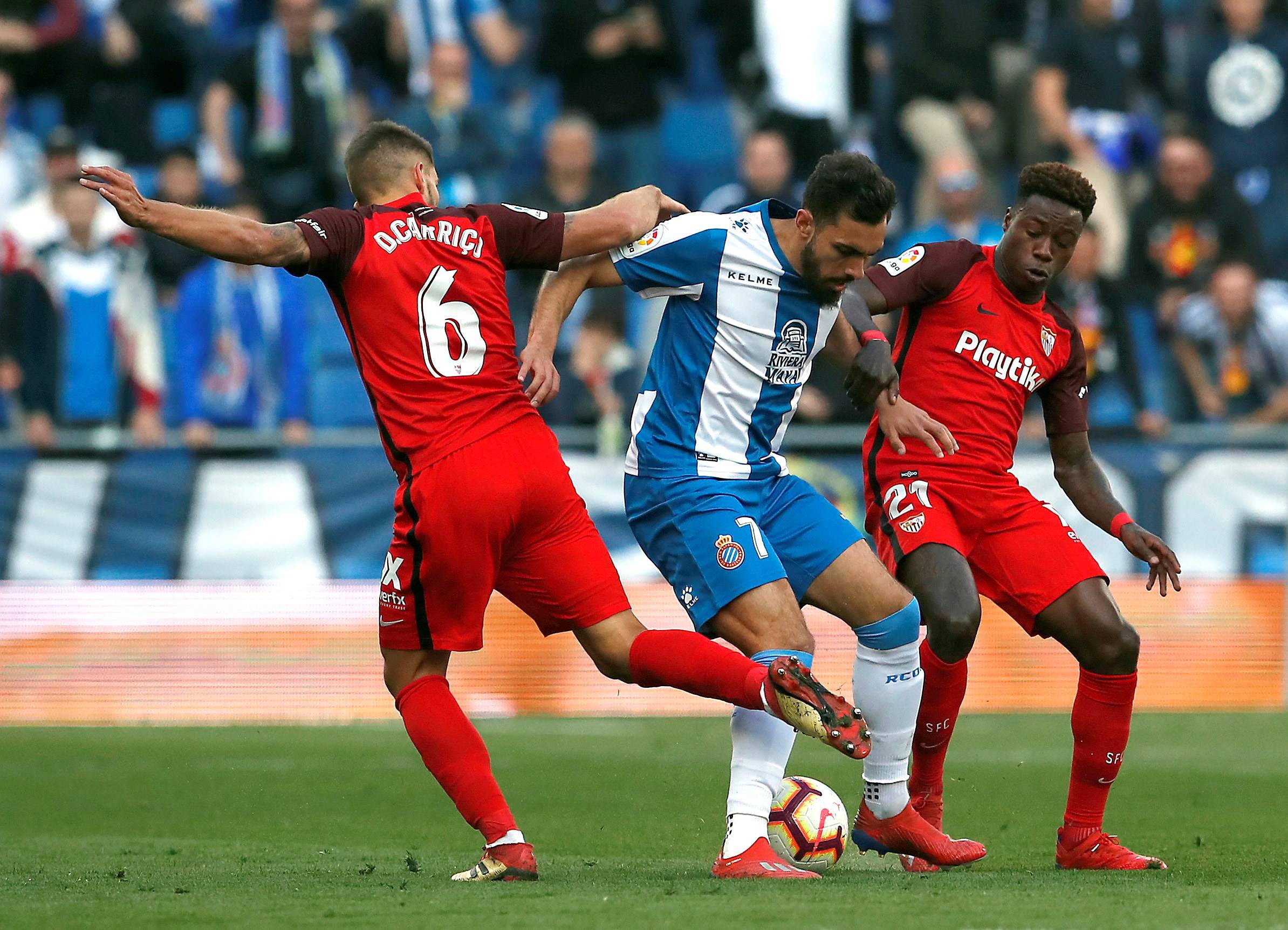 爱游戏-塞维利亚客场大败，战绩不佳