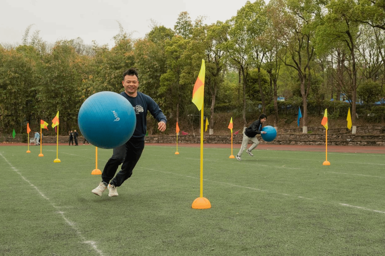 队伍在比赛中展现团队合作的力量