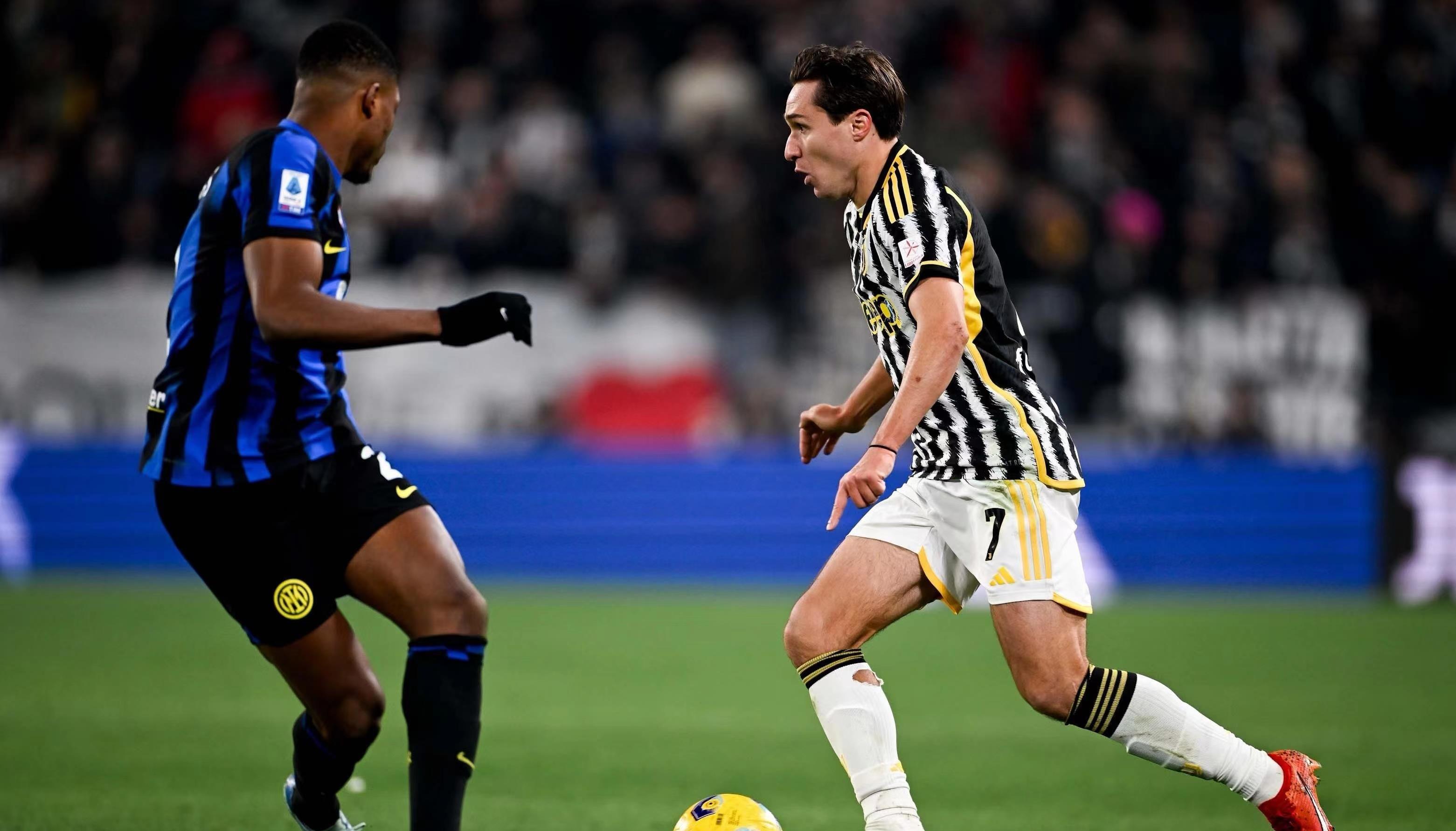 爱游戏中国官网-冠军争霸顶峰赛场风暴，悬念难以割舍