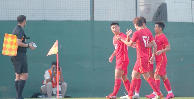 一位年轻球员在比赛中展现出潜力 一位年轻球员在比赛中展现出潜力