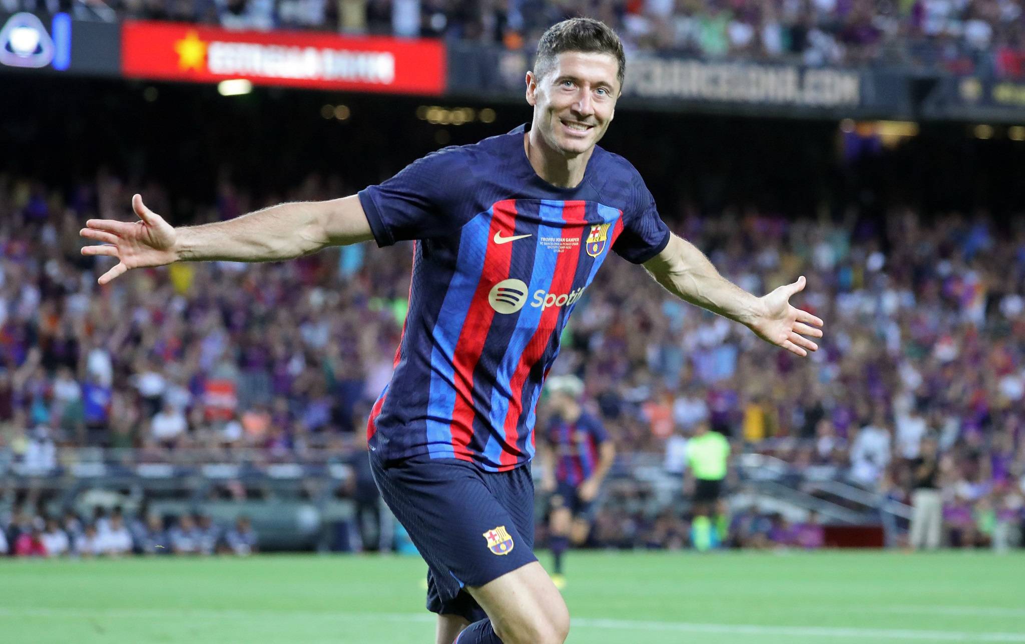 爱游戏app-巴萨球队诡异表现，艰难晋级下一轮