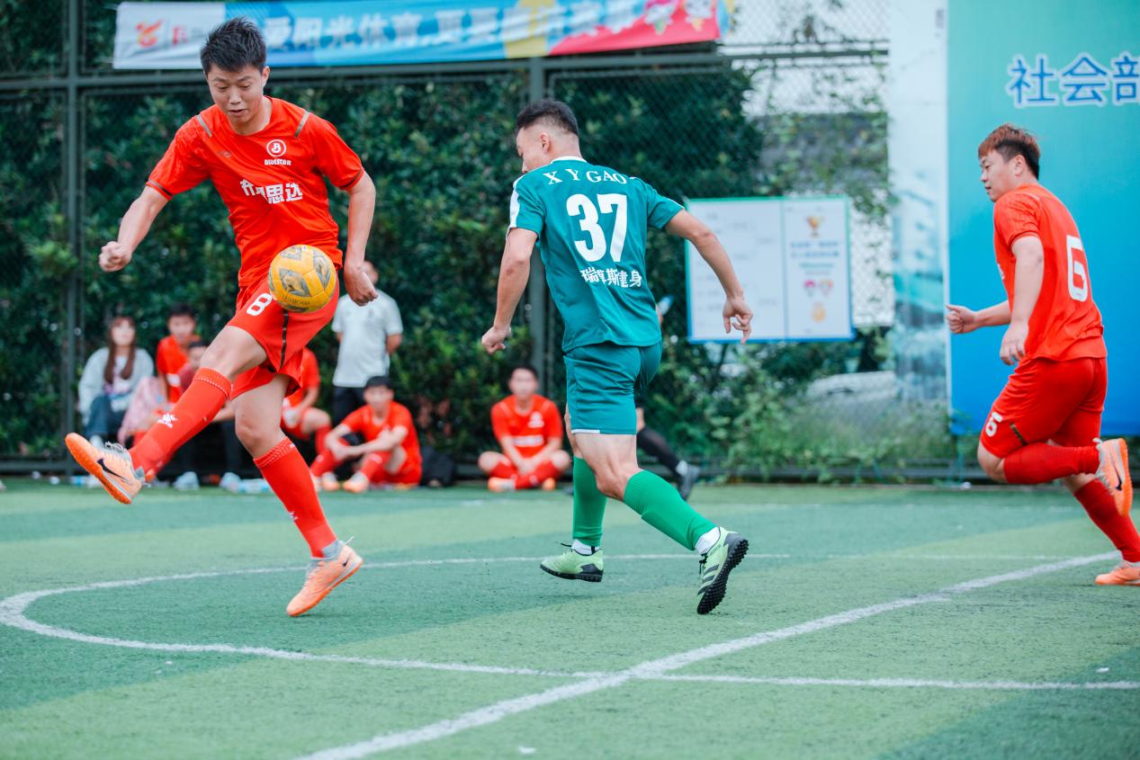 足球竞技如火如荼，观众沸腾热情的简单介绍