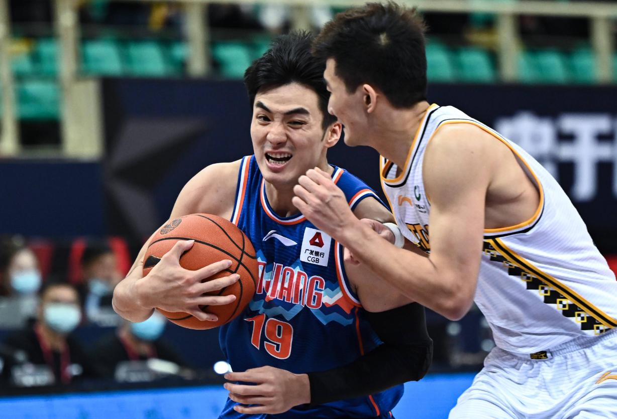 爱游戏官网-场上豪强对战，球风飘逸技术娴熟的简单介绍