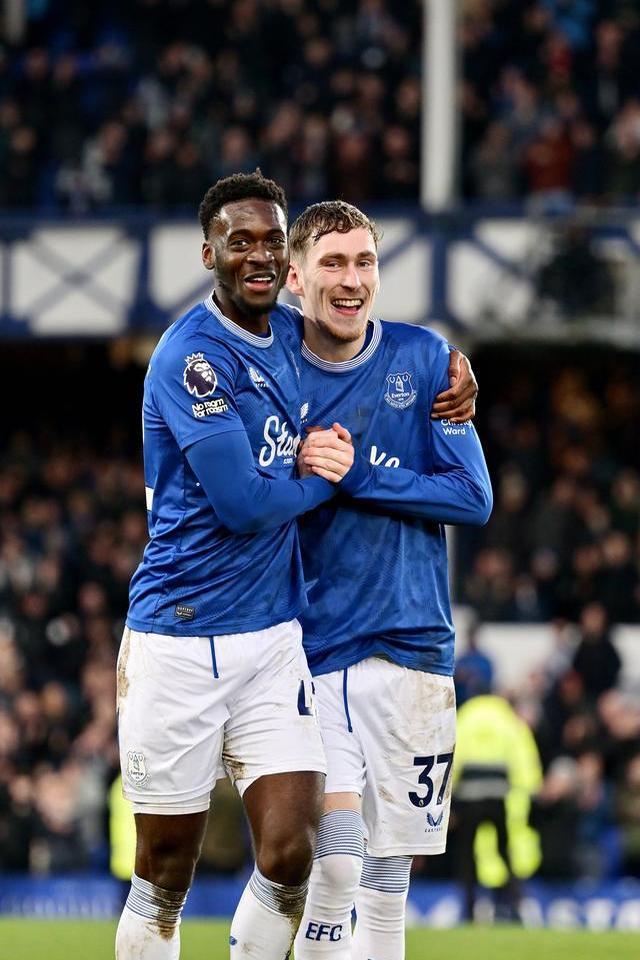 爱游戏官网入口-埃弗顿大胜收官，净胜球提升保级希望