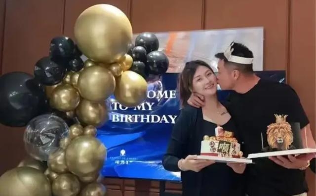 退役巨星现身比赛现场,引发热议 退役巨星现身比赛现场,引发热议