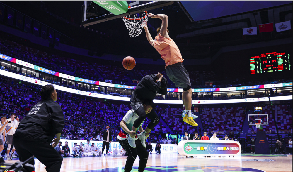 球员技惊四座,扣篮连连惊艳全场的简单介绍 球员技惊四座,扣篮连连惊艳全场的简单介绍