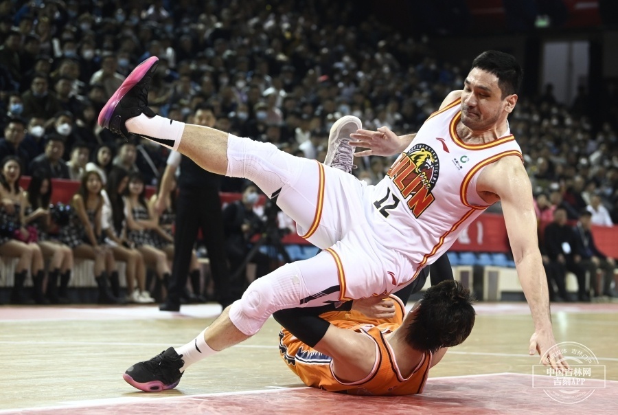 客队逆转主场球队,斩获宝贵三分的简单介绍 客队逆转主场球队,斩获宝贵三分的简单介绍