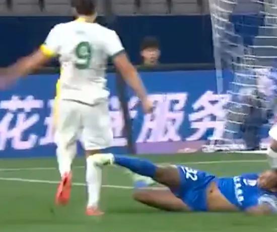 爱游戏网页版-球场上的精彩瞬间，引发球迷无尽热议