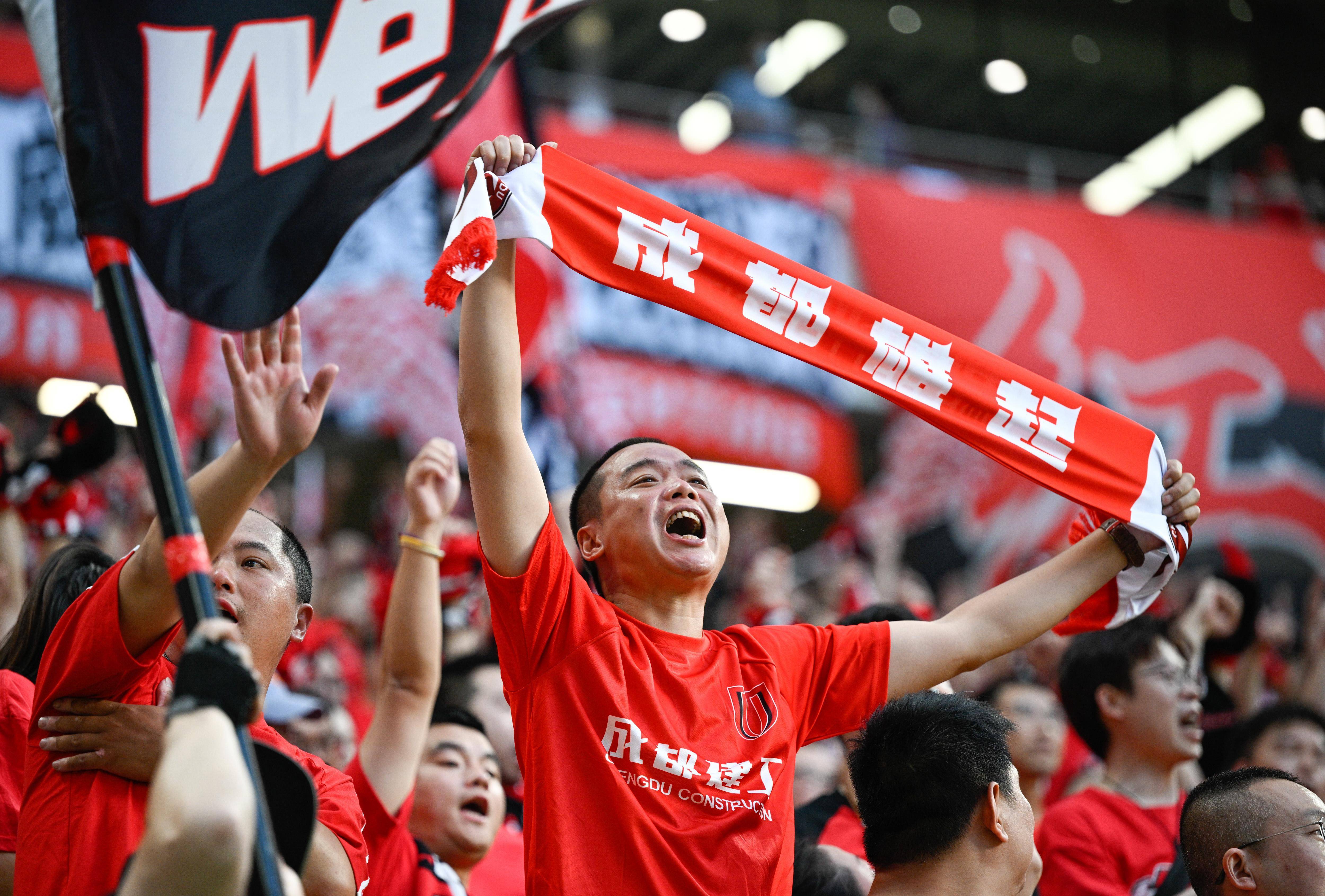 球场上的精彩瞬间,引发球迷无尽热议 球场上的精彩瞬间,引发球迷无尽热议