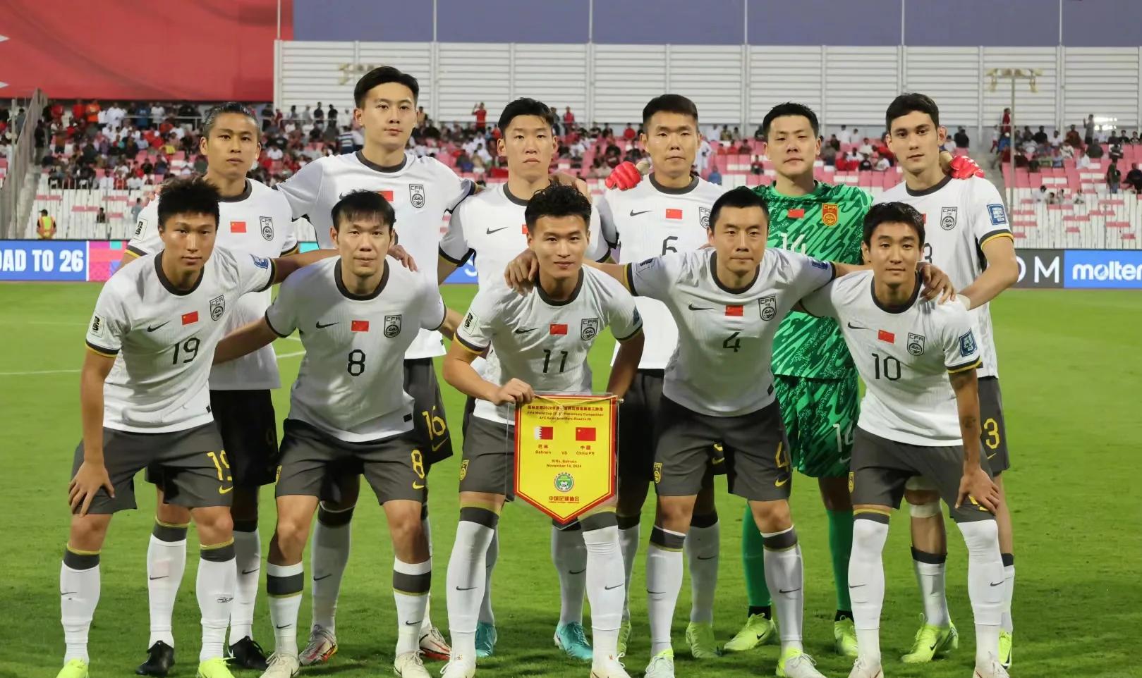 比拼不懈,球员们在场上奋力拼搏 比拼不懈,球员们在场上奋力拼搏