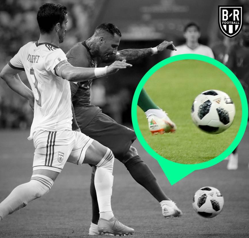 快速传球,球队连续进攻成功战胜对手 快速传球,球队连续进攻成功战胜对手