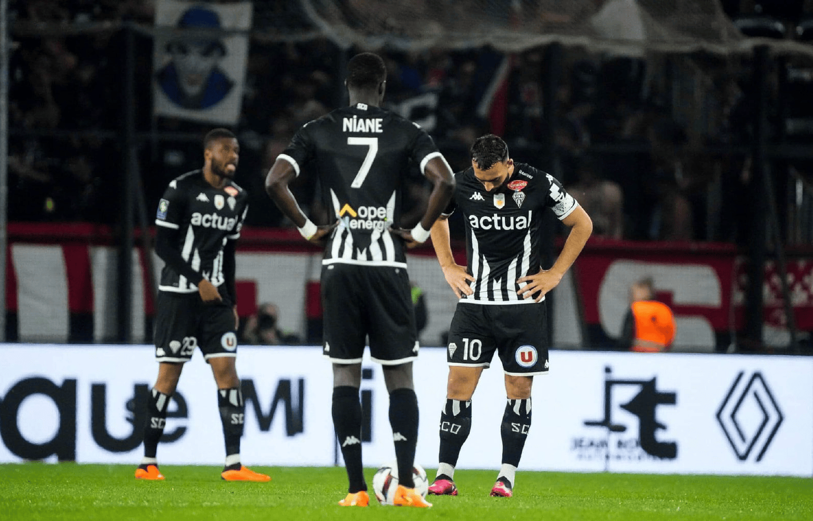 里尔主场大胜昂热，重返法甲前四行列的简单介绍