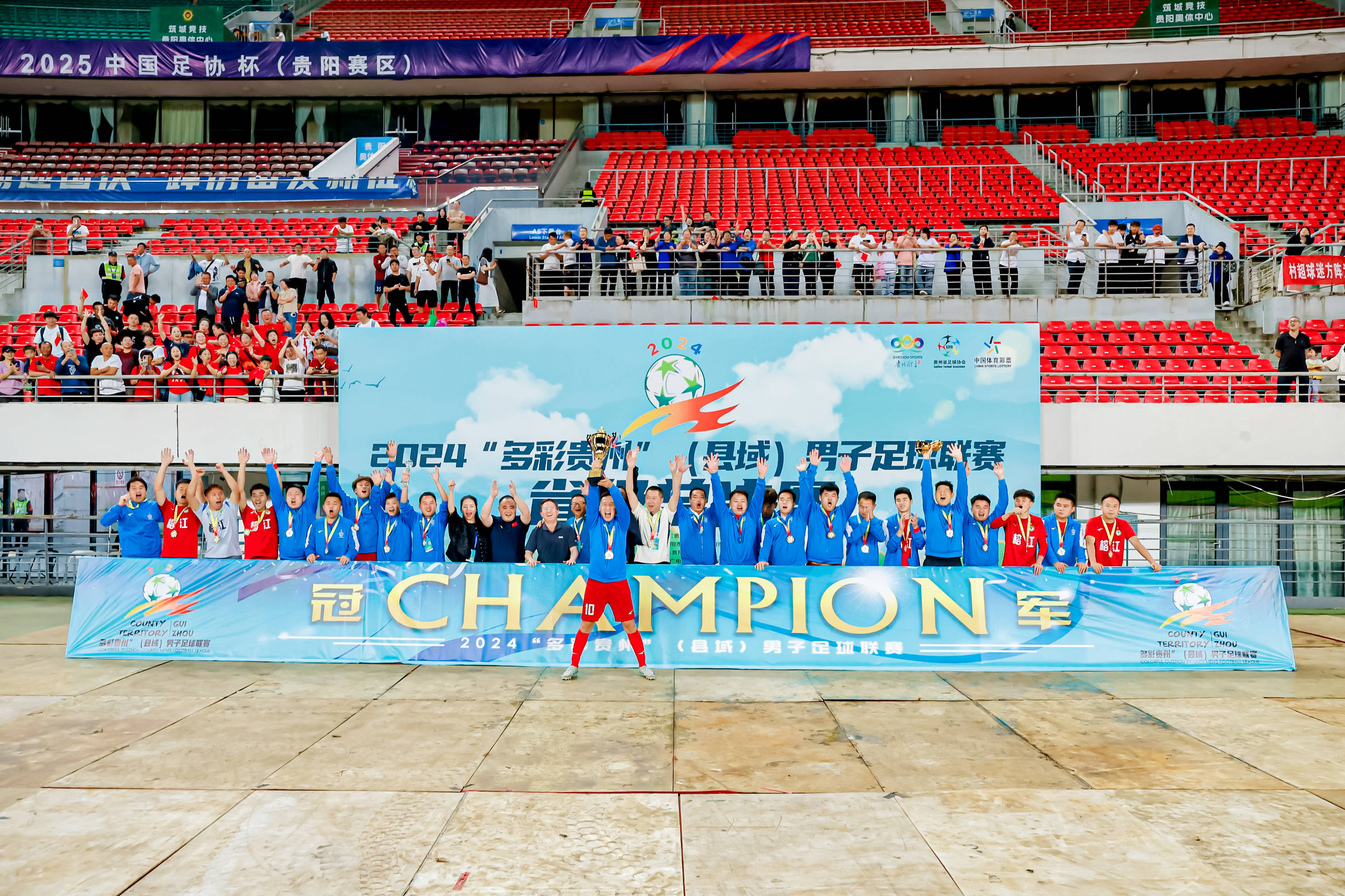 荷兰足球传奇带队晋级,赢得球迷喝彩 荷兰足球传奇带队晋级,赢得球迷喝彩