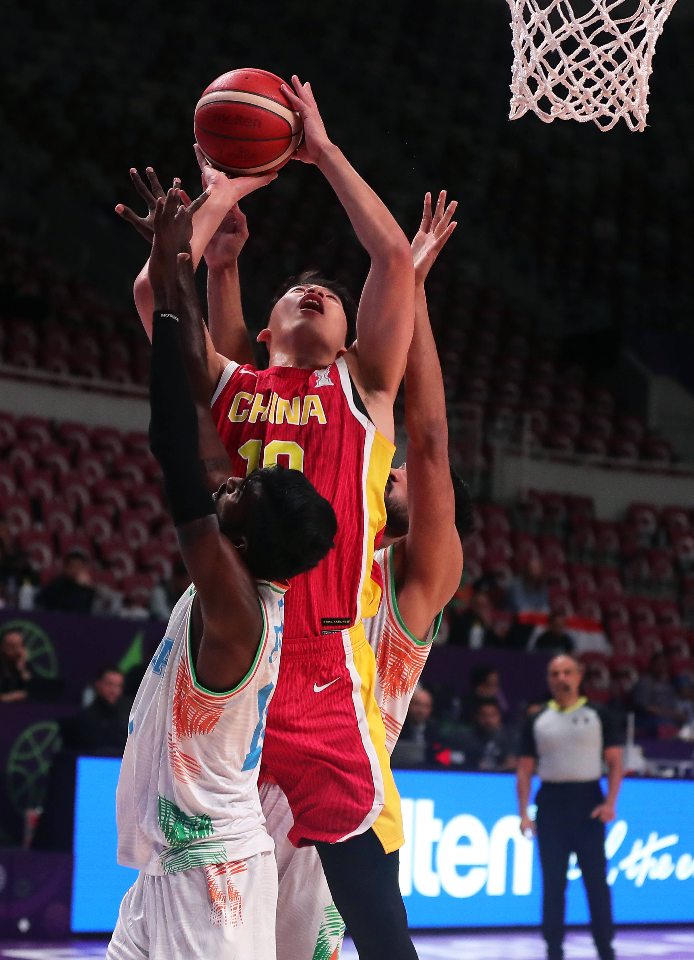 亚洲杯篮球赛进入关键阶段,中国队表现不俗 亚洲杯篮球赛进入关键阶段,中国队表现不俗