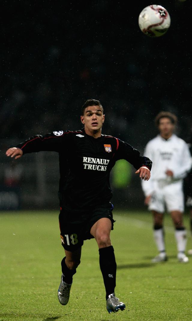 包含里昂后防线连续泄漏，球队防守稳定性受到质疑的词条